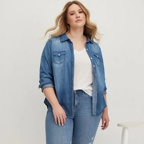 Torrid medium wash denim button-up shirt - Picture 2 of 14